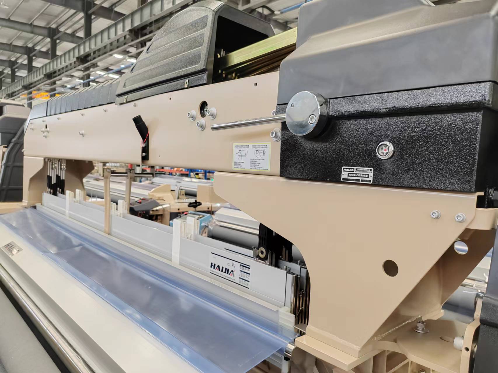 Comment ajuster les cadres de lisses et les buses sur les machines à tisser à jet d'air